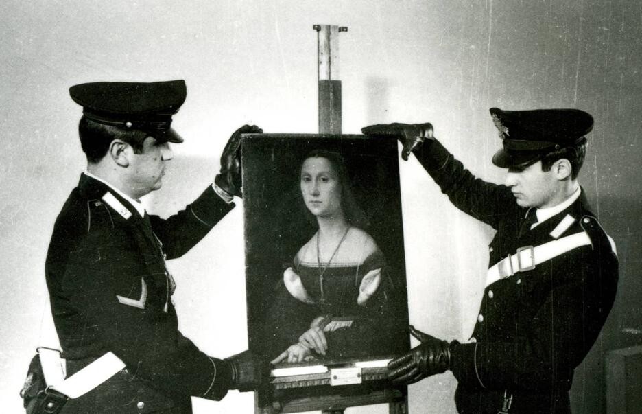 Carabinieri members with a portrait of a young woman, "La Muta" by Raffaello 