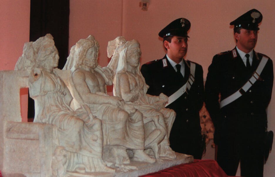 Carabinieri members with a statue, "La Triade Capitolina"  