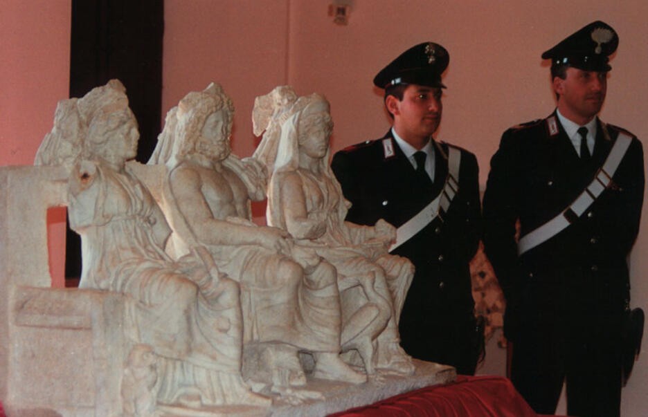 Carabinieri members with a statue, "La Triade Capitolina"