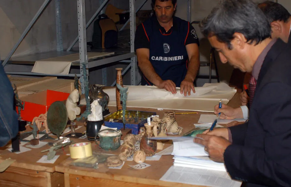  Carabinieri cataloguing artifacts