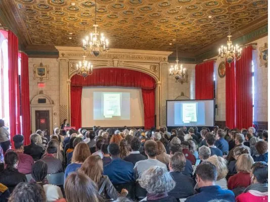 Teatro full of people
