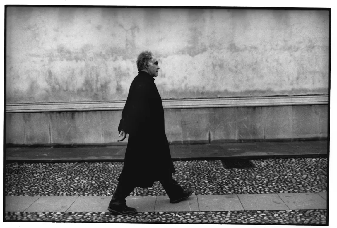 Carlo Ginzburg walking
